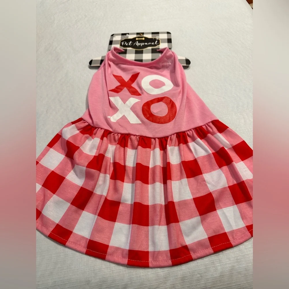 NWT WOOF Pet Apparel Pink and Red Valentines XOXO Dress. Size L